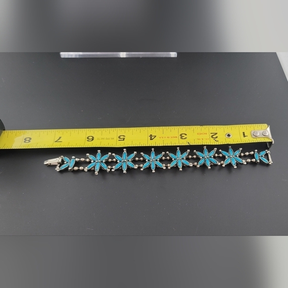 Beautiful turquoise and silver flower design bracelet - Picture 5 of 5